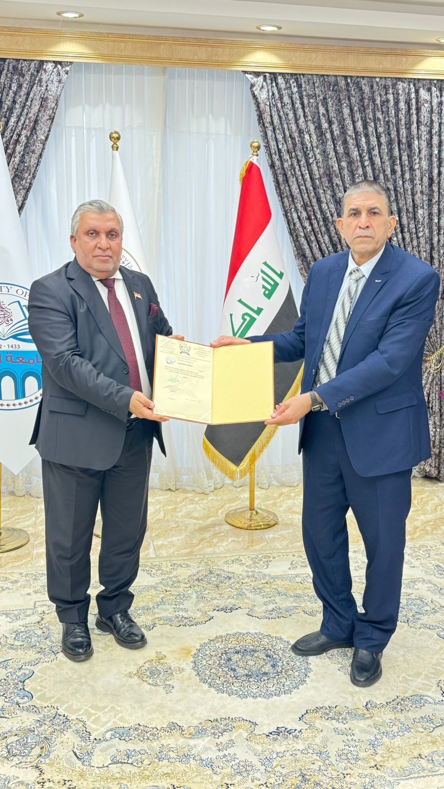 كلية التربية البدنية وعلوم الرياضة في جامعة واسط تهدي درع الشكر والتقدير لرئيس مجلس إدارة جامعة الكوت.