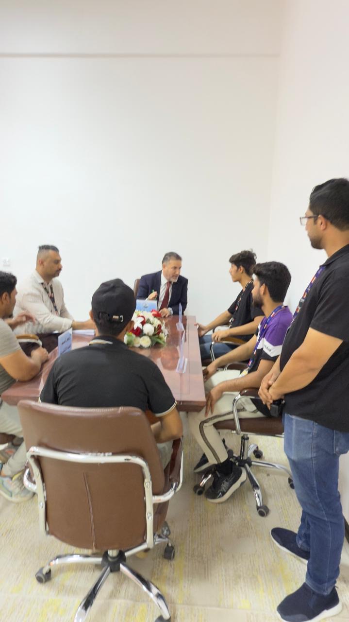 عميد كلية التربية يلتقي موظفي الخدمات ويحثهم على تعزيز جمالية الكلية.