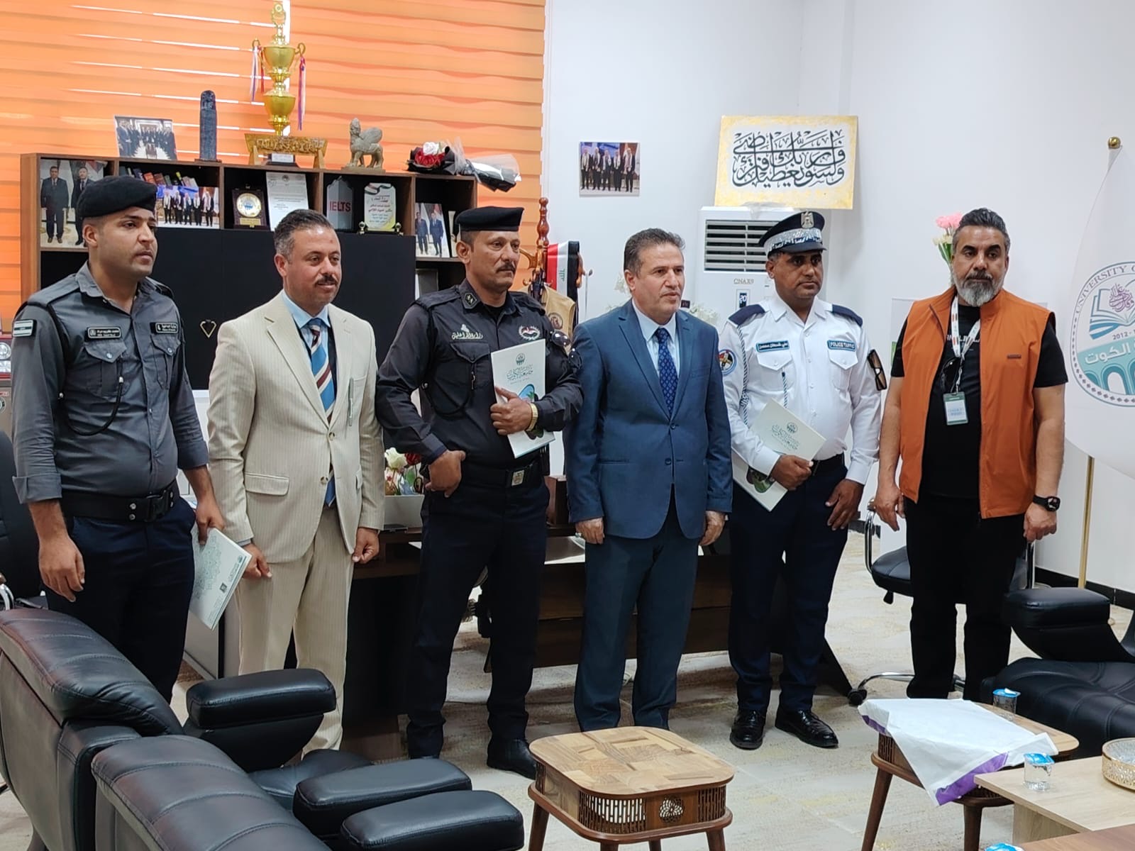 عميد كلية التربية في جامعة الكوت يكرم منتسبي الداخلية العاملين في حماية جامعة الكوت لجهودهم المتميزة.