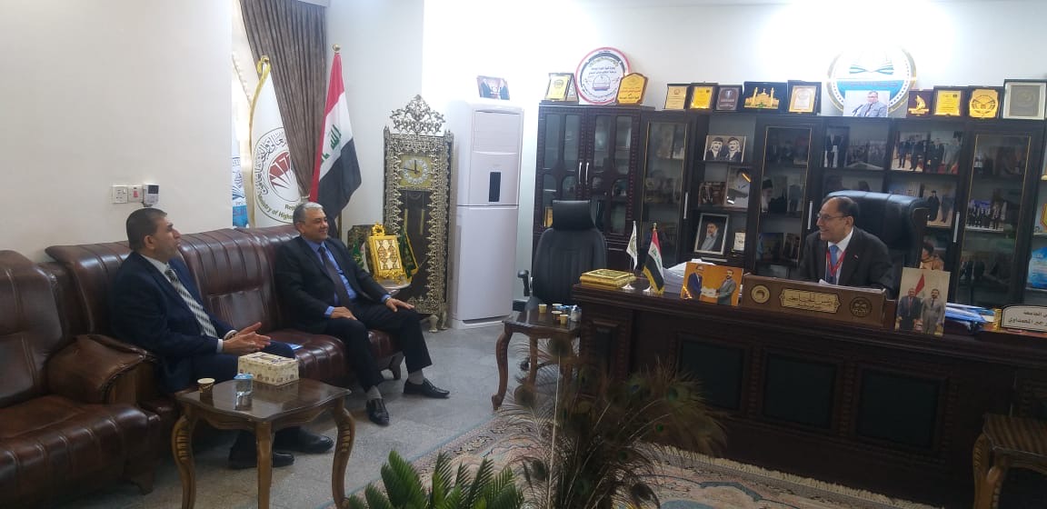 رئيس جامعة الكوت يستضيف الأستاذ الدكتور حسين السيد رحيم الهماش؛ لإقامة ندوة علمية في الديمقراطية والحياة بحضور المستشار الإعلامي للجامعة.