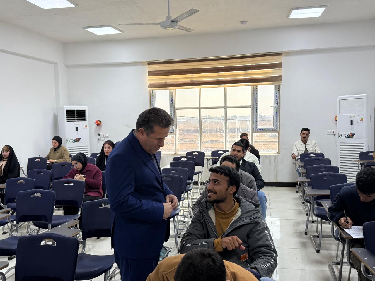 عميد كلية التربية في جامعة الكوت يتابع سير امتحانات قسم اللغة الإنكليزية اليوم.