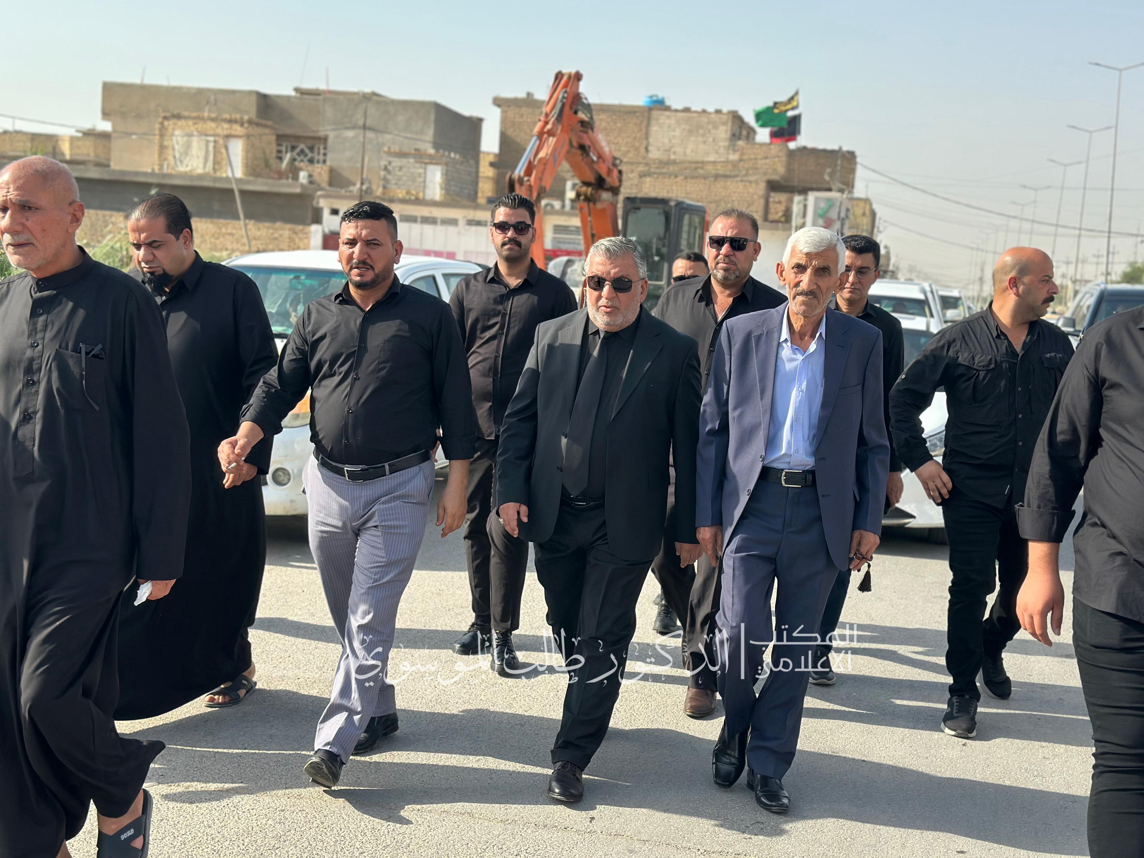 الأستاذ المساعد الدكتور طالب الموسوي رئيس مجلس إدارة جامعة الكوت يزور ولليوم الثاني على التوالي عوائل شهداء حريق الفايبر ماركت؛ لقراءة سورة الفاتحة على أرواحهم الطاهرة.