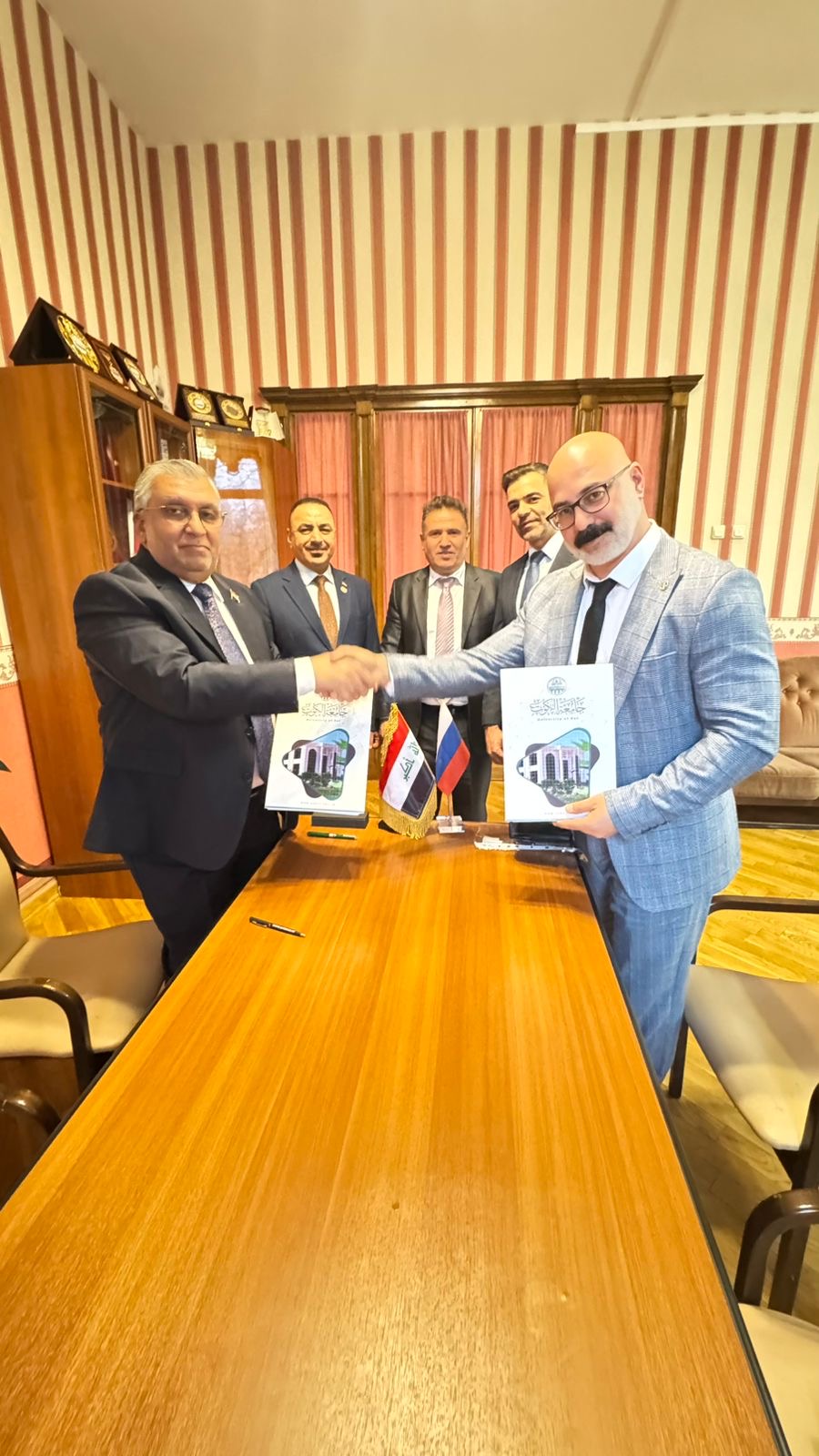 السيد رئيس مجلس إدارة جامعة الكوت يهدي درع الجامعة لغرفة تجارة إقليم كراسوندار الروسي.