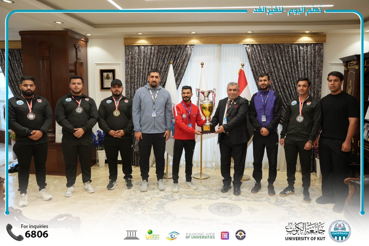 تدريسي في كلية التربية البدنية وعلوم الرياضة بجامعة الكوت يهدي درع التميّز للدكتور طالب الموسوي بعد حيازته رخصة التدريب الدولي لكرة اليد (C).