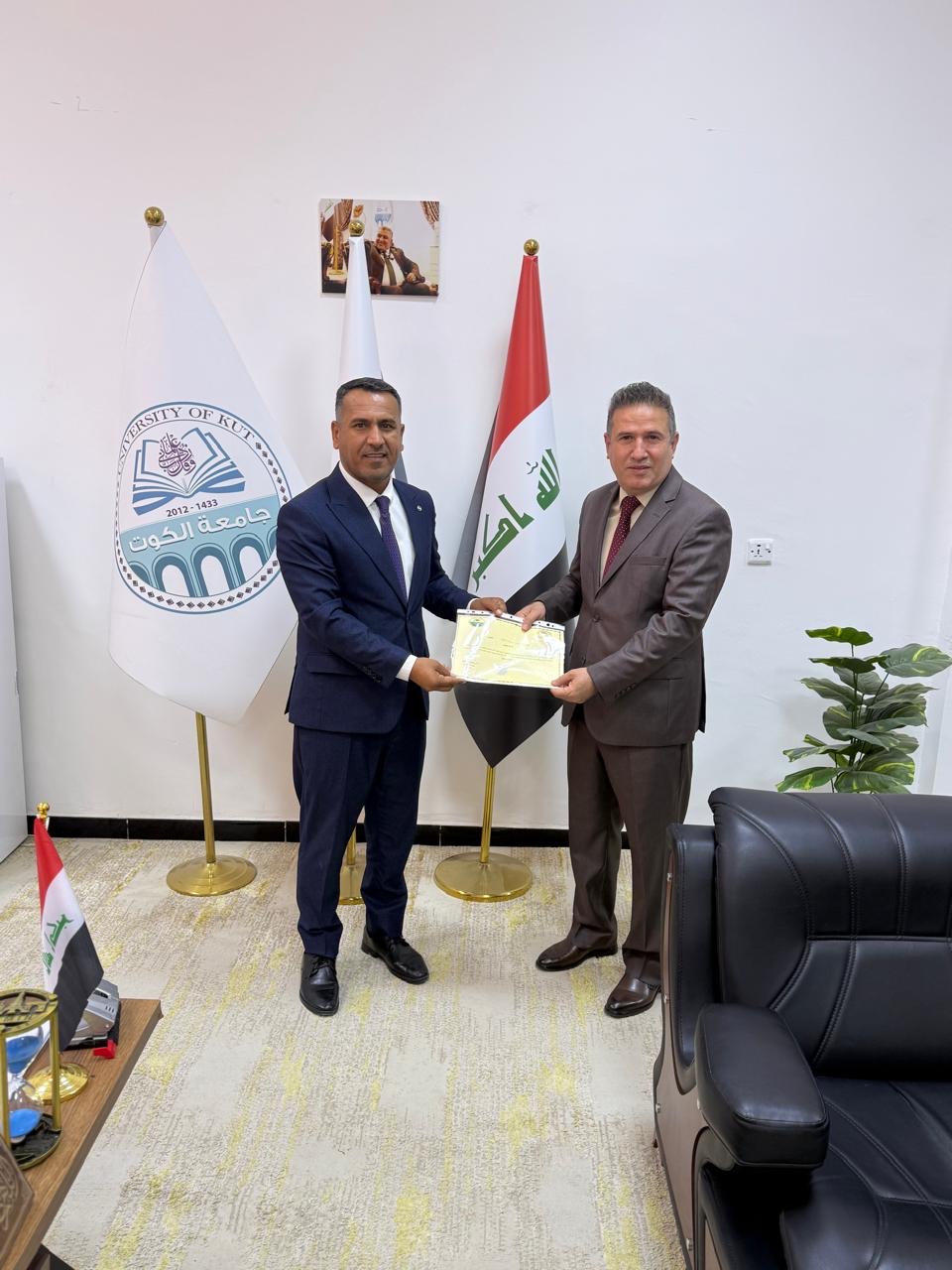 عميد كلية التربية في جامعة الكوت يكرّم المحاضرين الخارجيين؛ لتعاونهم مع الكلية خلال الفصل الدراسي الأول.