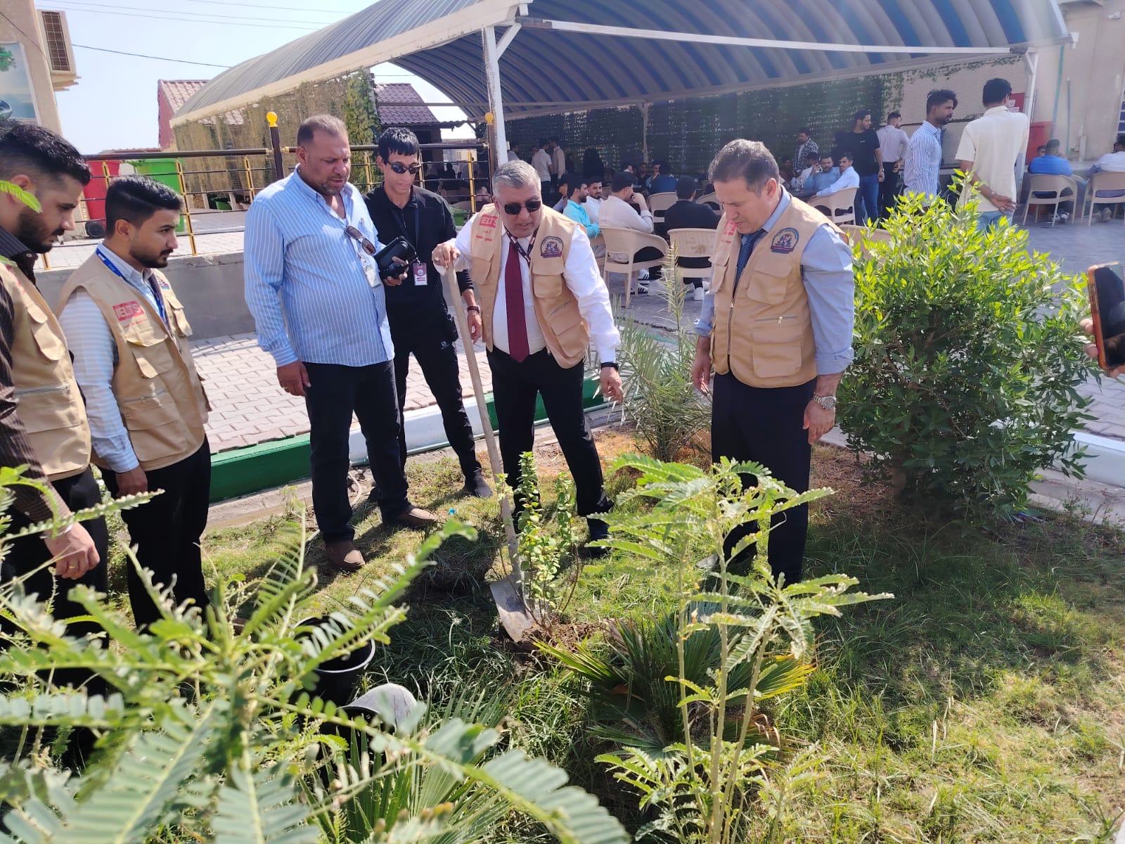 رئيس مجلس إدارة جامعة الكوت يغرس الأشجار بيديه دعماً للبيئة الجامعية.