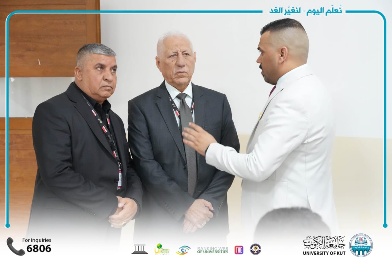 السيد مساعد رئيس جامعة الكوت للشؤون العلمية الأستاذ المتمرس الدكتور عبد الزهرة الربيعي يتفقد الامتحانات الفصلية في كلية القانون.