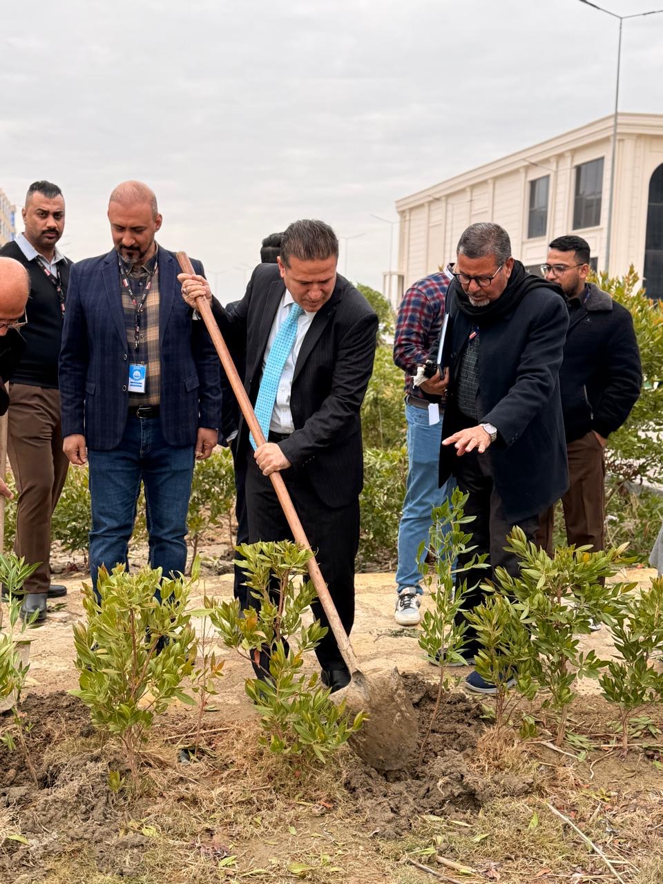 حملة تشجير واسعة في كلية التربية بجامعة الكوت بإشراف عميد الكلية.