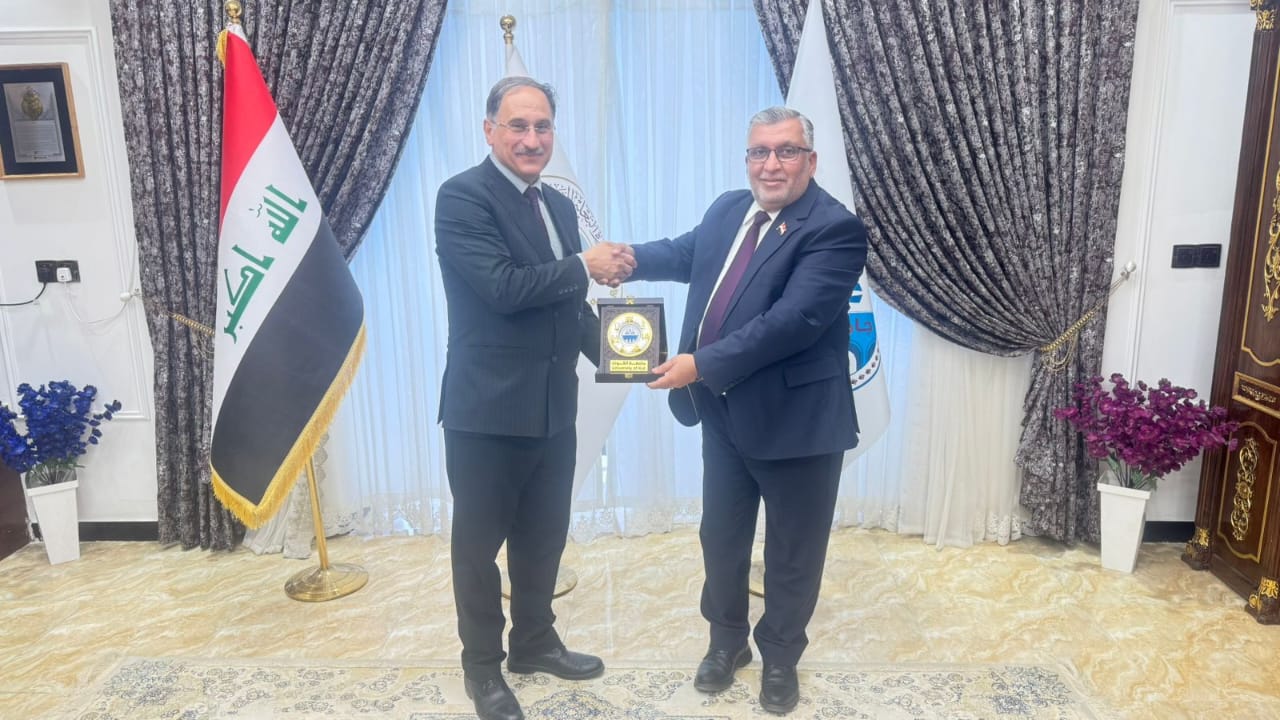 رئيس مجلس إدارة جامعة الكوت يستقبل في مكتبه اليوم لجنة من نقابة المهندسين العراقية.