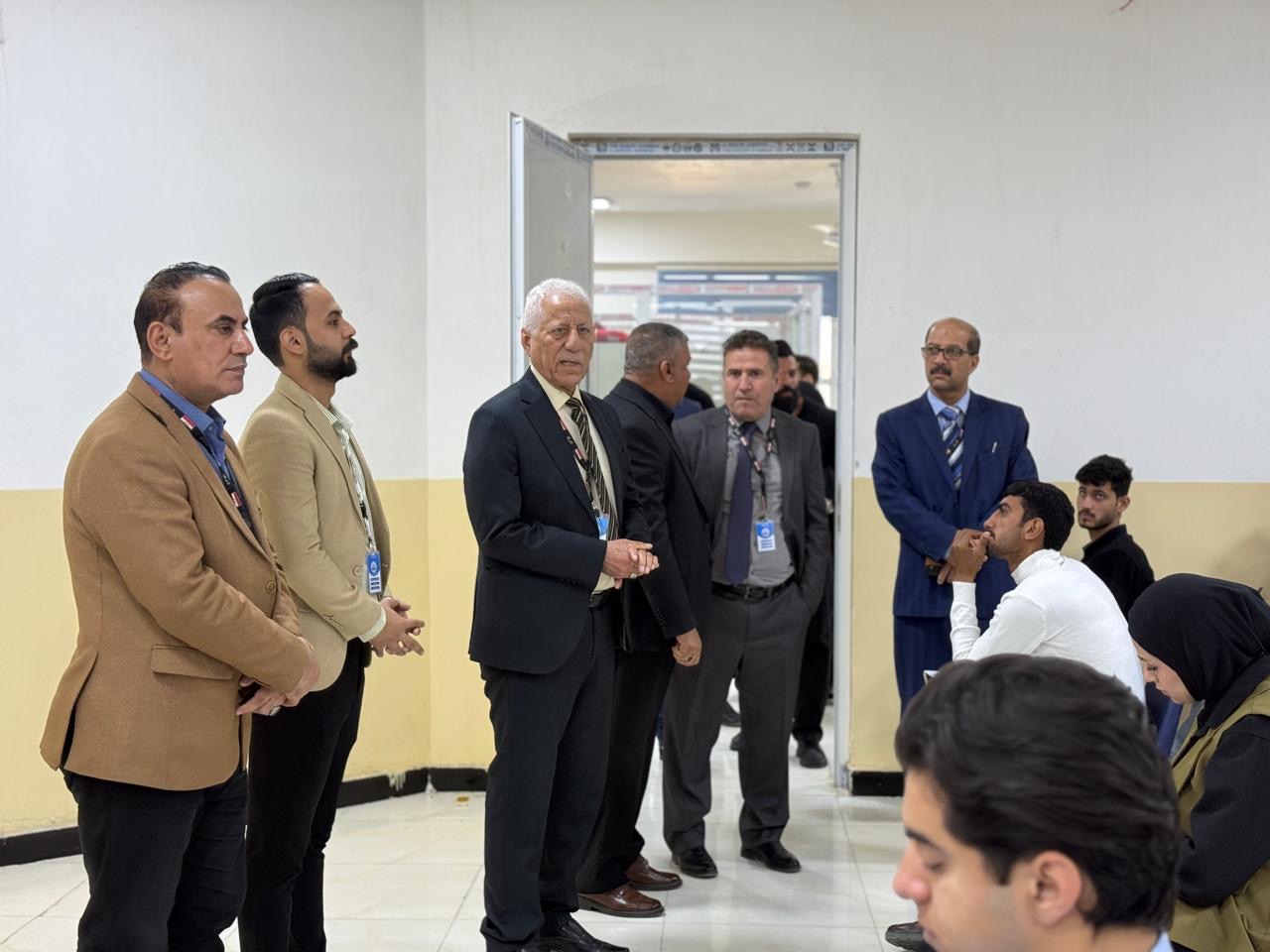 السيد مساعد رئيس جامعة الكوت وبرفقته عميد كلية التربية يتابعان الامتحان المشترك مع جامعة واسط اليوم.