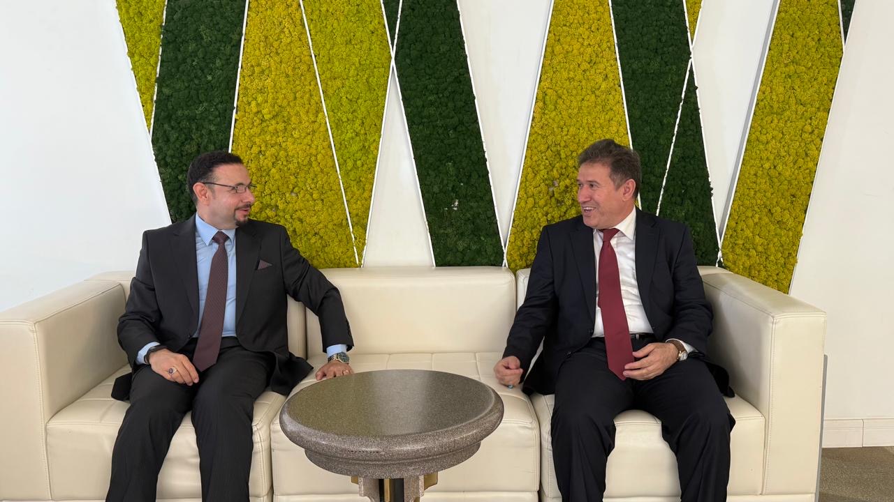 عميد كلية التربية في جامعة الكوت يلتقي رئيس الجامعة المستنصرية على هامش مؤتمر الشعوب العالمية المنعقد في روسيا.