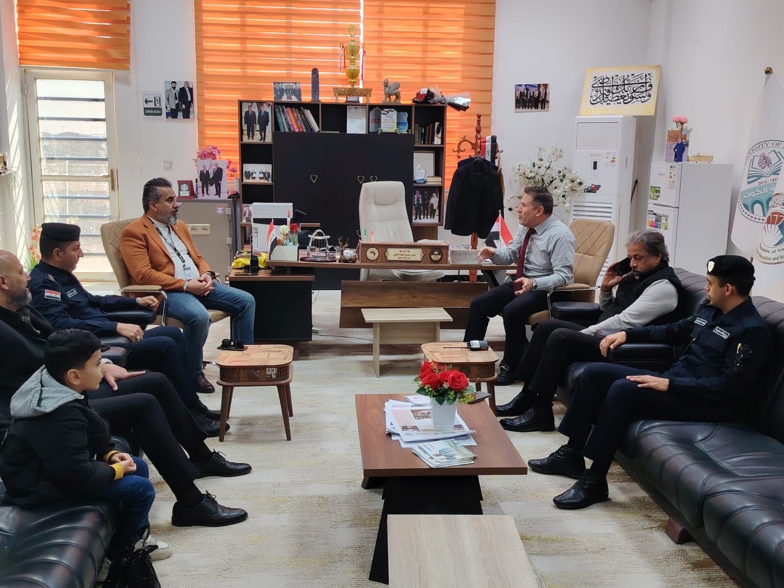 السيد عميد كلية التربية بجامعة الكوت يكرم فريق من مديرية دفاع مدني واسط درع الشكر والتقدير بعد تنفيذه فعالية ميدانية شاملة في جامعة الكوت اليوم.