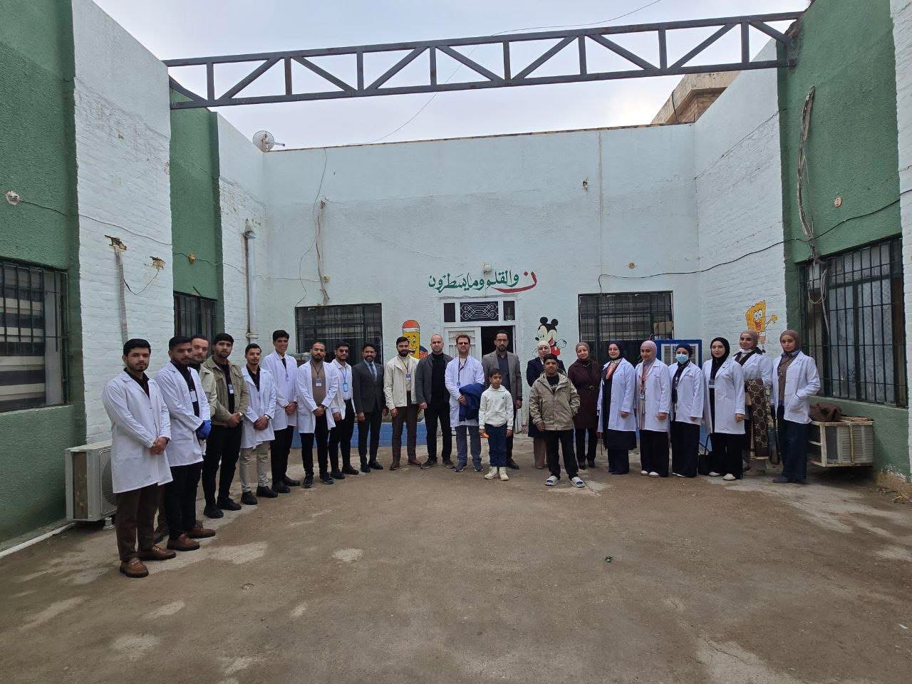 انطلاقًا من النهج الإنساني والمجتمعي الذي دأبت عليه كلية طب الأسنان في جامعة الكوت، وحرصها على تعزيز قيم الدعم الطبي والإنساني