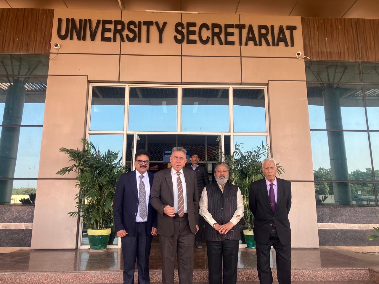 مساعد رئيس جامعة الكوت لشؤون الطلبة يزور الجامعات الهندية، ويعقد اتفاقيات علمية معها.