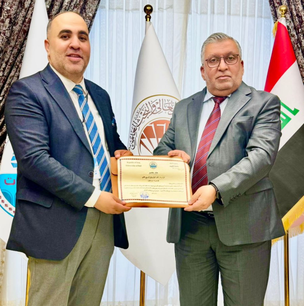 السيد رئيس مجلس إدارة جامعة الكوت يكرم الدكتور أحمد حمزة الشمري بكتاب شكر وتقدير لجهودة العلمية المتميزة.