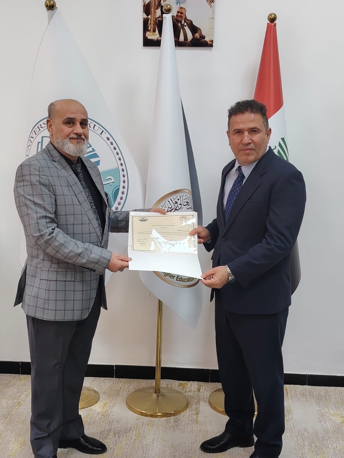 السيد عميد كلية التربية في جامعة الكوت يكرّم مدير مركز التعليم المستمر بدرع الشكر والتقدير لجهوده البنّاءة.
