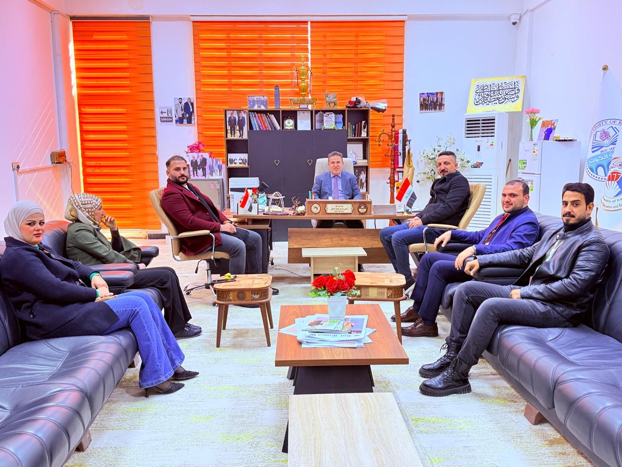 عميد كلية التربية يكرّم عدداً من موظفي التسجيل في الكلية.