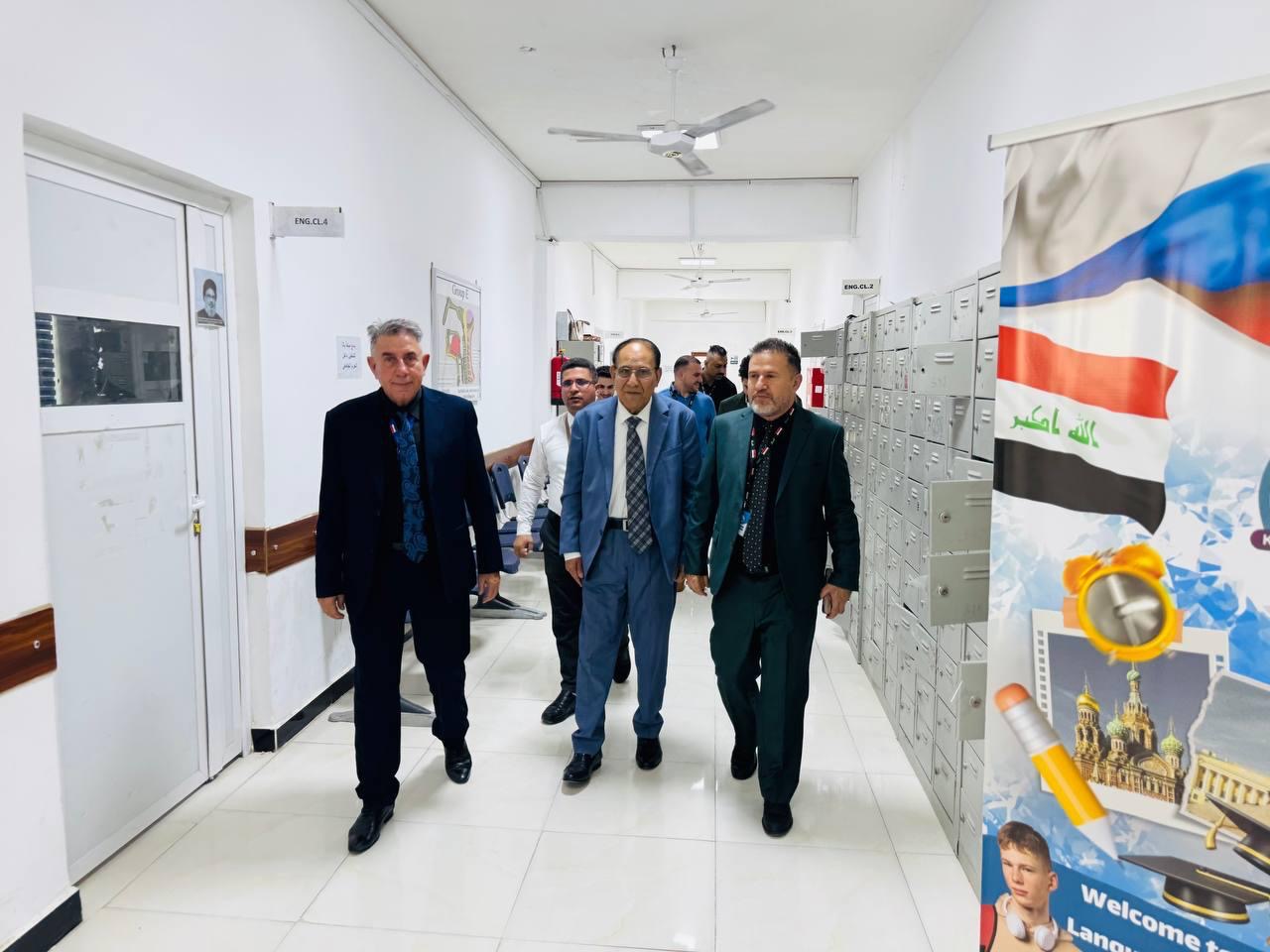 طلبة كلية التربية بجامعة الكوت يؤدون امتحاناتهم النهائية للدور الثاني اليوم.