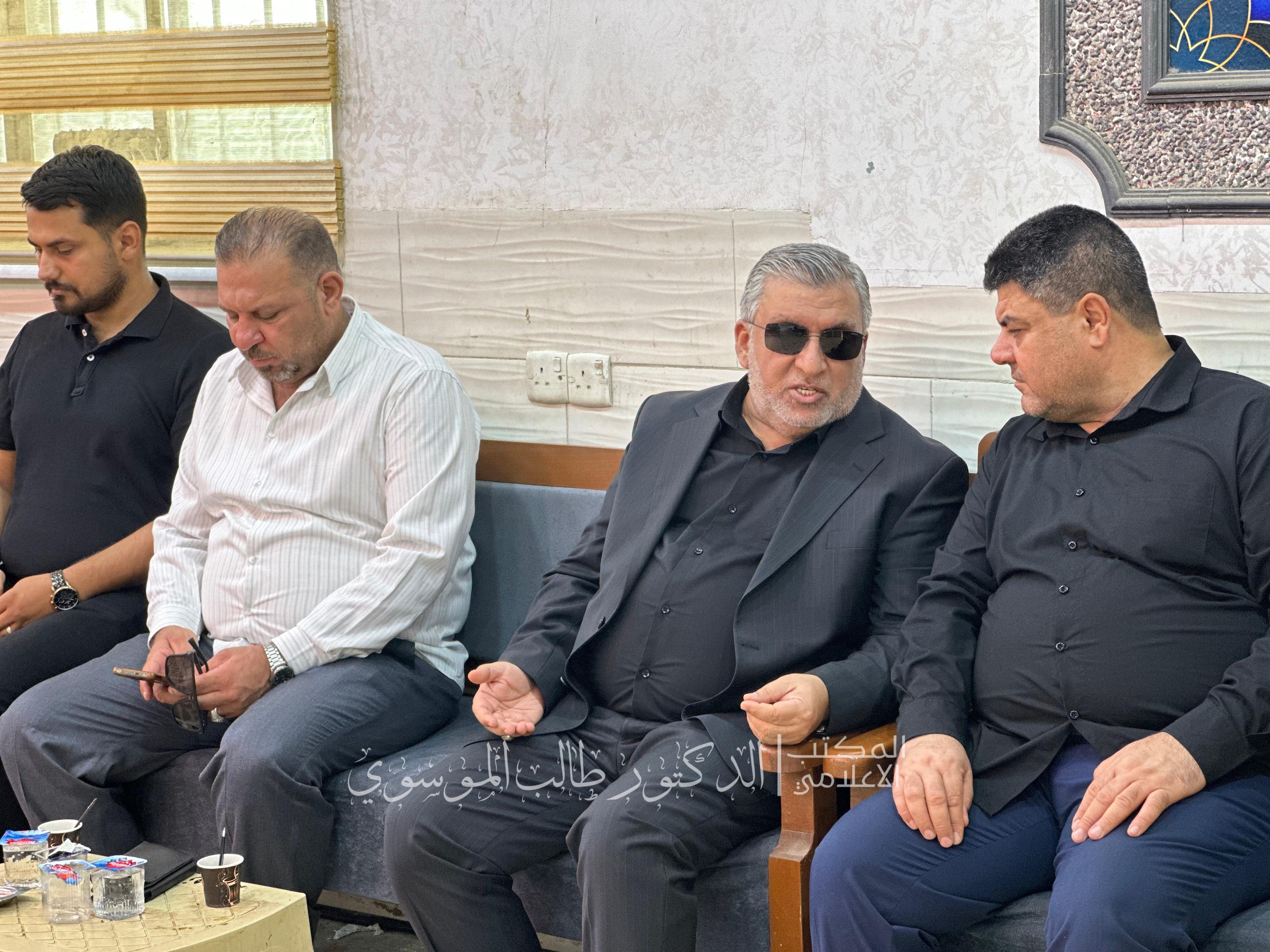 رئيس مجلس إدارة جامعة الكوت يزور عوائل الشهداء والمفقودين في حريق فايبر ماركت؛ للتخفيف عن معاناتهم اليوم.