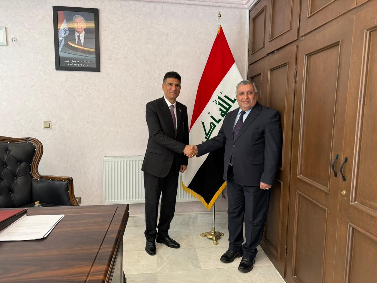 رئيس مجلس إدارة جامعة الكوت يزور القنصلية العراقية في أصفهان؛ لتعزيز التعاون الأكاديمي مع الجامعات الإيرانية.