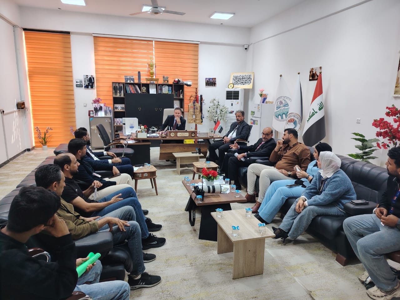 عميد كلية التربية في جامعة الكوت يعقد اجتماعًا لإعلاميي الجامعة.