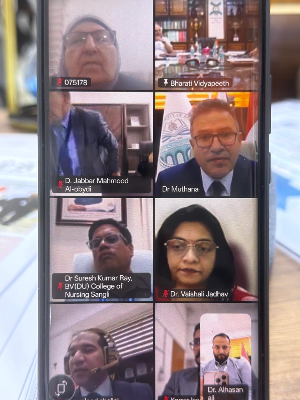 اجتماع علمي مشترك بين جامعة الكوت وجامعة بهاراتي فانديابيث الهندية لتعزيز آفاق التعاون الأكاديمي.